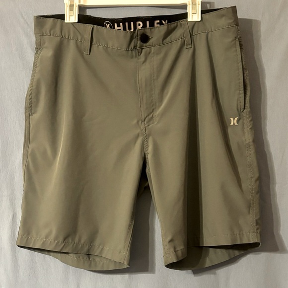 Two Pair of Men’s Hurley Golf Shorts Size 36 Waist in Green and Gray - Picture 4 of 10